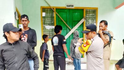 ADD Lenyap, Gempar Sultra dan Warga Segel Kantor Desa Bwinapada Siompu