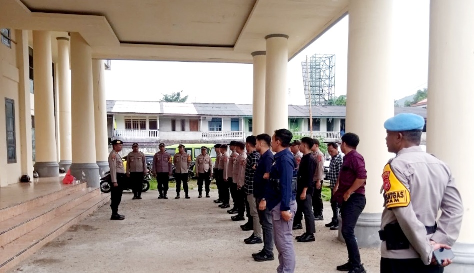 Polres Buton Amankan Rapat Pleno Penetapan Bupati - Wakil Bupati Buton 2025-2030
