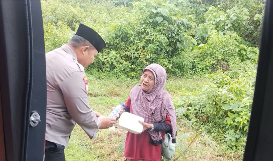 Sat Binmas Polres Buton Gelar Jumat Berbagi