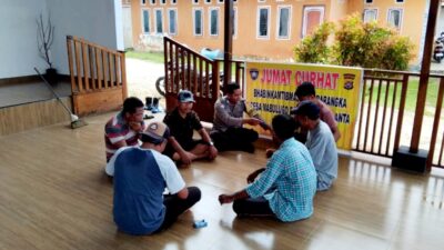 Jumat Curhat, Bhabinkamtibmas Polsek Kapontori Imbau Warga Patuhi Aturan Lalulintas