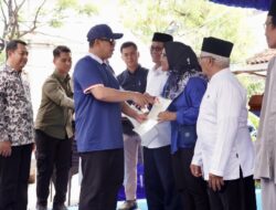 Mentri Nusron Serahkan Sertipikat kepada Masyarakat Kampung Nelayan Muara Angke