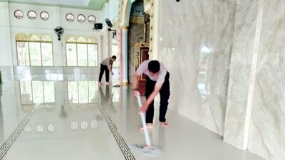 Polres Buton Gelar Kegiatan Bakti Religi  Bersihkan Masjid Jabar Nur