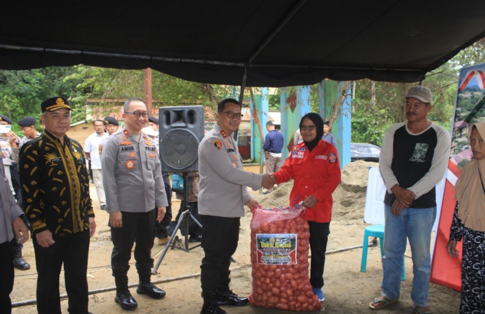 Jelang Ramadhan Kapolda Sultra Gelar Bakti Sosial di TPAS Puuwatu