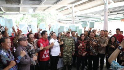 Nusron Wahid Serahkan 965 Sertipikat Hasil Konsolidasi Tanah di Semarang
