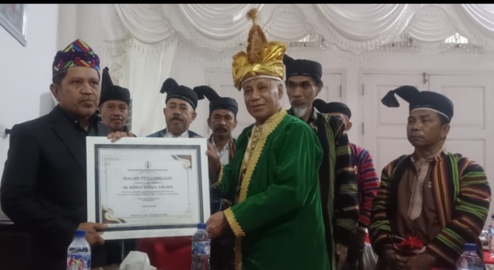 Lembaga Adat dan Budaya Kesultanan Buton Berikan Penghargaan pada Pj Bupati Buton Selatan