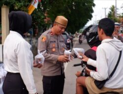 Sat Narkoba Polres Buton Bagikan Rarusan Takjil ke Pengendara