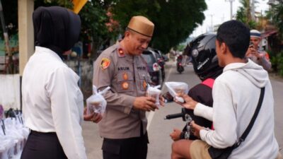 Sat Narkoba Polres Buton Bagikan Rarusan Takjil ke Pengendara