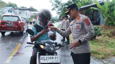 Polres Buton Berbagi Takjil Jelang Berbuka Puasa