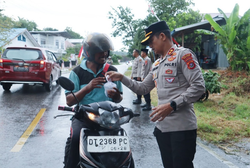 Polres Buton Berbagi Takjil Jelang Berbuka Puasa