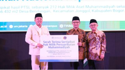 Mentri Nusron Serahkan 212 Sertipikat Tanah Aset Muhammadiyah