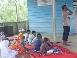 Ramadhan, Aiptu Mardiyanto PM Ajari Anak-Anak Suku Bajo Shalat