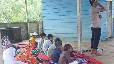 Ramadhan, Aiptu Mardiyanto PM Ajari Anak-Anak Suku Bajo Shalat