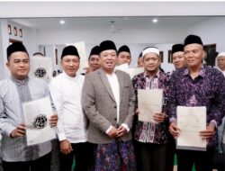 Mentri Nusron Serahkan Sertipikat di Kudus