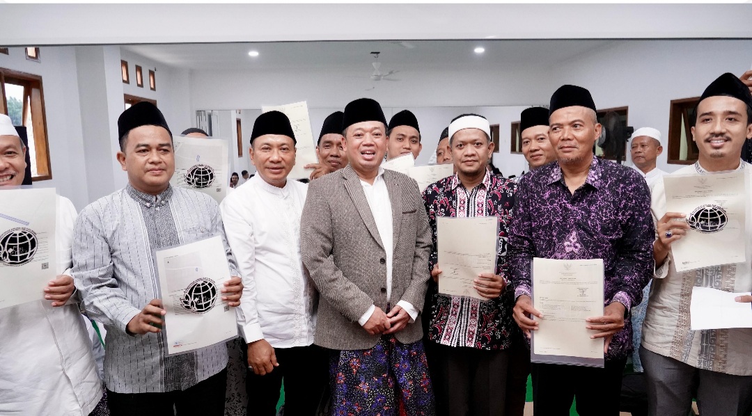 Mentri Nusron Serahkan Sertipikat di Kudus