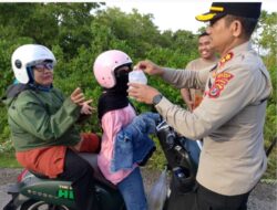 Polres Buton Bagi Ratusan Takjil ke Pengguna Jalan