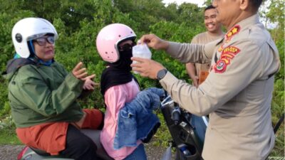 Polres Buton Bagi Ratusan Takjil ke Pengguna Jalan