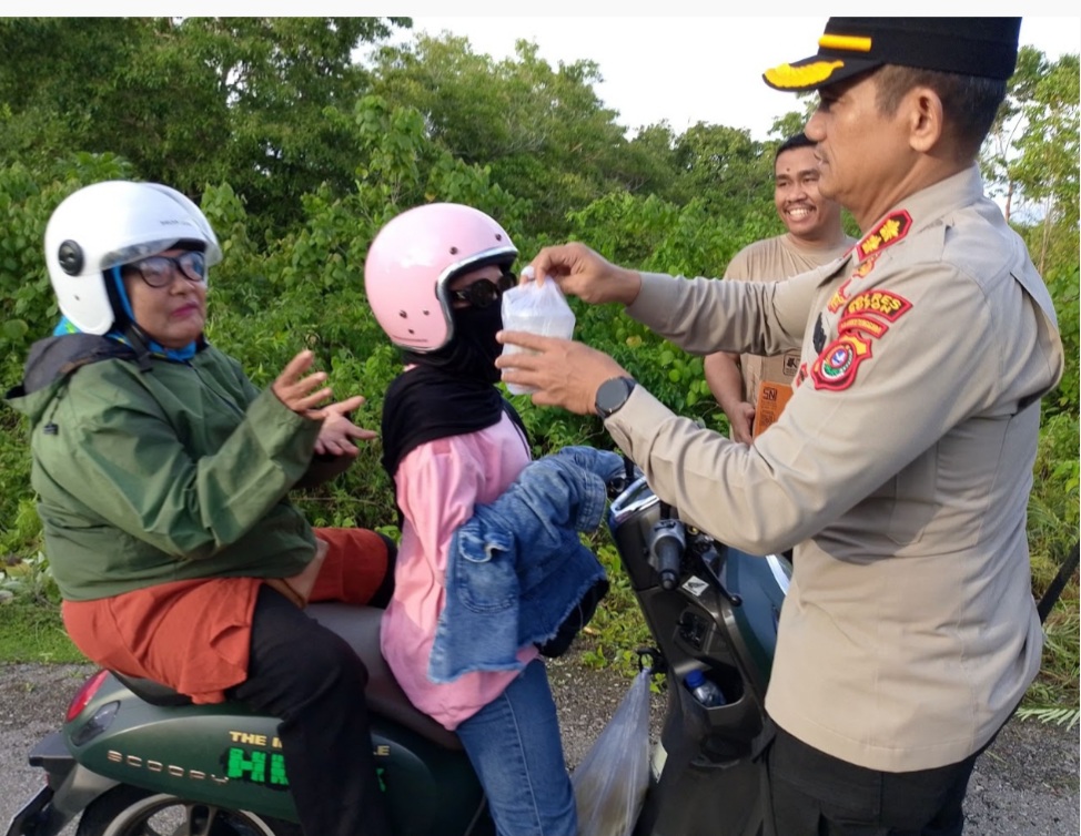 Polres Buton Bagi Ratusan Takjil ke Pengguna Jalan