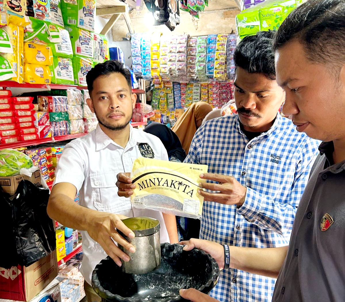 Polisi Sidak Minyakkita di Pasar Sabho