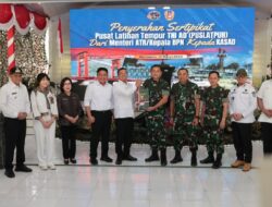 Menteri Nusron Serahkan Sertipikat Tanah untuk Puslatpur TNI AD Terluas se-Asia