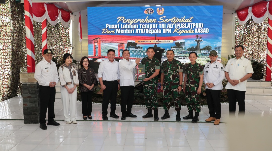 Menteri Nusron Serahkan Sertipikat Tanah untuk Puslatpur TNI AD Terluas se-Asia