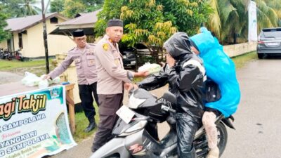 Polsek Sampolawa Berbagi Takjil