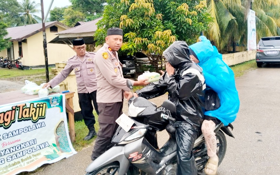 Polsek Sampolawa Berbagi Takjil