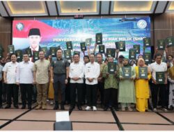 Kementrian ATR/BPN Serahkan Sertipikat untuk Warga yang Direlokasi di Pulau Rempang ke Tanjung Banon