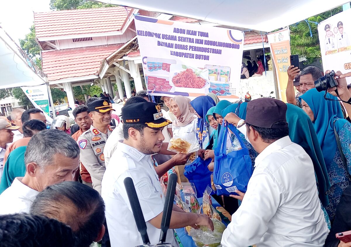 Pemkab Buton Gelar Pasar Murah, 5 Ton Beras Ludes Diserbu Warga Pemkab Buton Gelar Pasar Murah, 5 Ton Beras Ludes Diserbu Warga