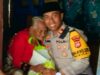 Kapolsek Wabula Bagikan Paket Sembako ke Warga