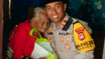 Kapolsek Wabula Bagikan Paket Sembako ke Warga