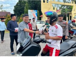 Sat Intelkam Polres Buton Bersama Mahasiswa UMB Berbagi Takjil ke Pengendara di Jalan