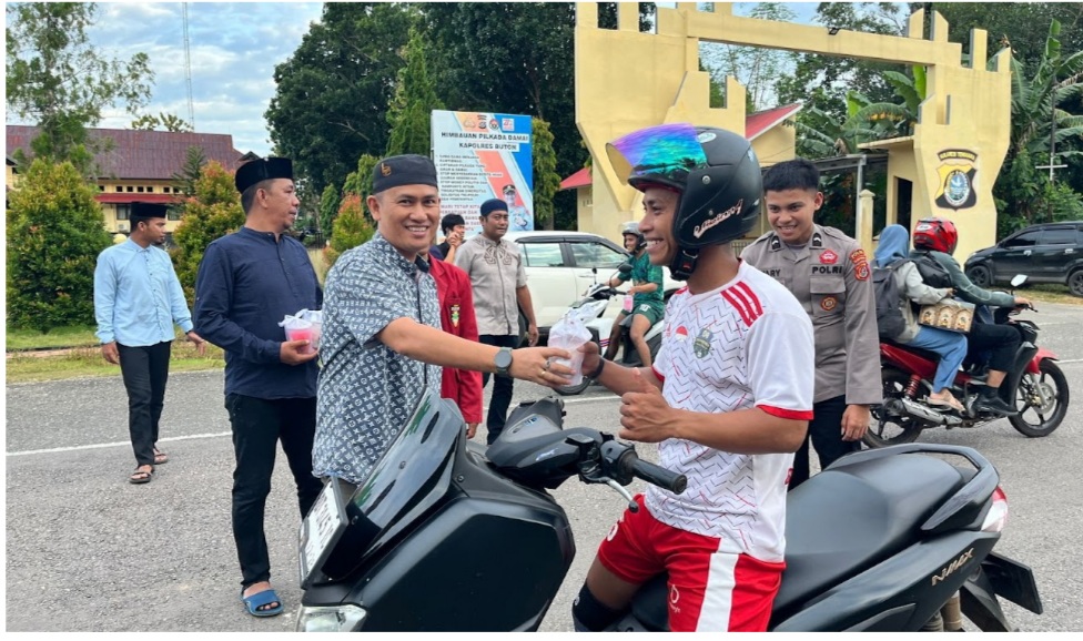 Sat Intelkam Polres Buton Bersama Mahasiswa UMB Berbagi Takjil ke Pengendara di Jalan