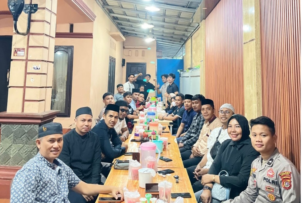 Sat Intelkam Polres Buton Bersama Mahasiswa UMB Berbagi Takjil ke Pengendara di Jalan Sat Intelkam Polres Buton Bersama Mahasiswa UMB Berbagi Takjil ke Pengendara di Jalan