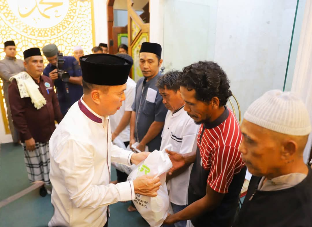 Salat Tarwih di Mesjid Al Kautsar, Gubernur Sultra Bagi-bagi Sembako