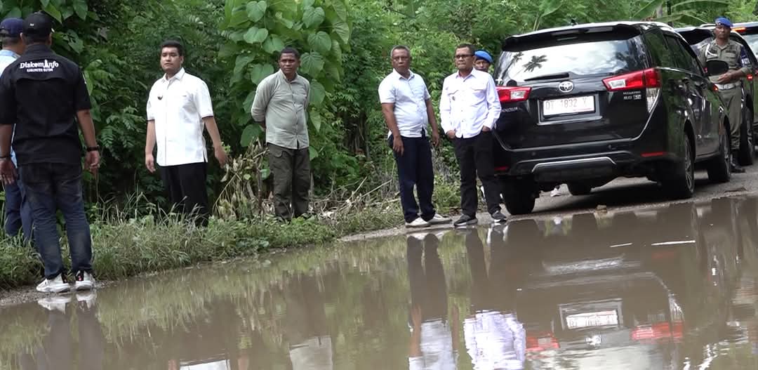 Jalan Poros Wabula Tergenang, Bupati Buton Perintahkan PUPR Segera Perbaiki