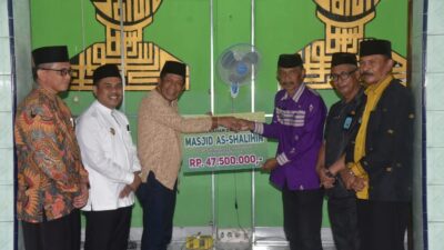 Wagub Sultra Berikan Paket Sembako dan Bantuan Masjid di Buton