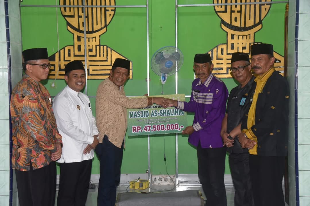 Wagub Sultra Berikan Paket Sembako dan Bantuan Masjid di Buton