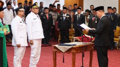 Gubernur Lantik Bupati dan Wabup Buteng Gubernur Lantik Bupati dan Wabup Buteng