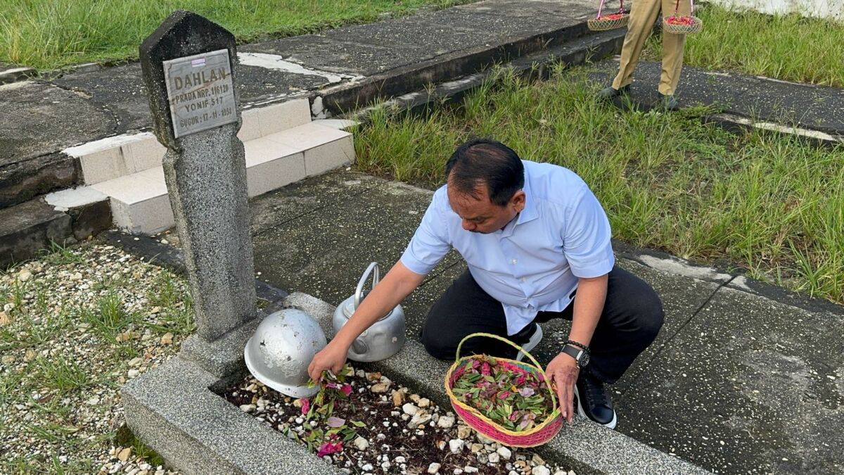 Andap Budhi Revianto Berziarah ke Makam para Pahlawan