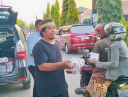 Komunitas Mancing di Baubau Berbagi Takjil ke Pengendara Jalan