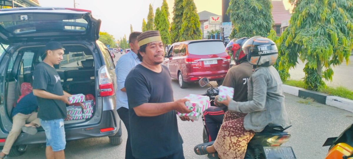 Komunitas Mancing di Baubau Berbagi Takjil ke Pengendara Jalan