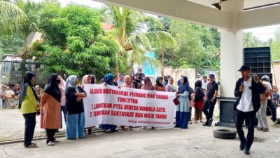 Ingin Punya Sertipikat, Puluhan Emak-Emak Desa Wabula 1 Unjuk Rasa di Kantor Pertanahan Buton