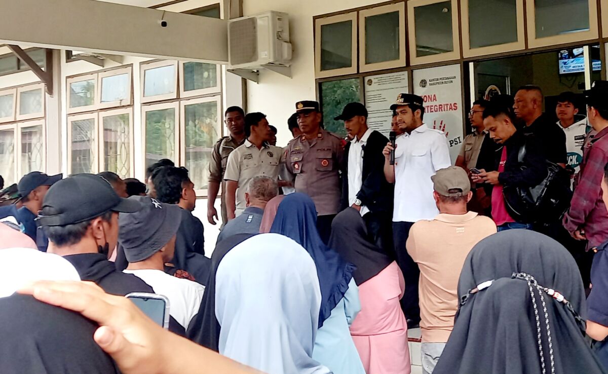 Bupati Buton Temui Emak-Emak Desa Wabula 1 yang Demo