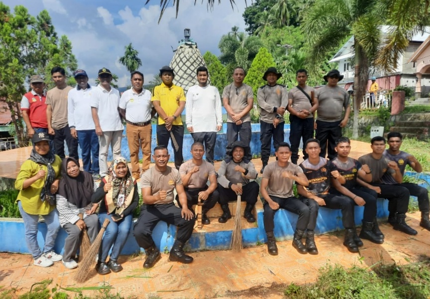 Bupati Buton, TNI-POLRI Bersama Masyarakat Kerja bakti