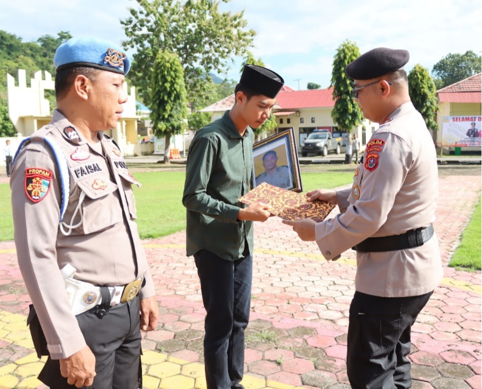 Polri Naikan Pangkat Luar Biasa kepada Aipda Anumerta Fajar Iwu