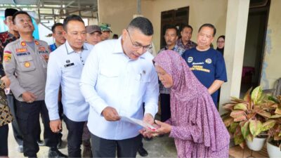 Serahkan Sertipikat Elektronik Door to Door di Semarang, Wamen Ossy Tekankan Soal Keamanan dan Kemudahan Akses