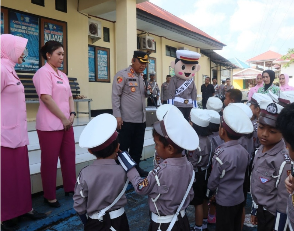 Puluhan Anak-Anak TK Kemala Bhayangkari 31 Buton Kunjungi Polres Buton