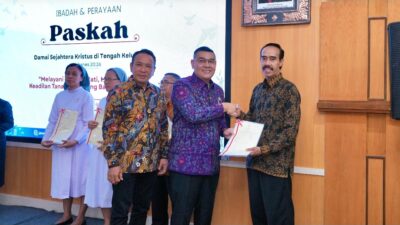 Wamen Ossy Dermawan Serahkan Sertipikat untuk Gereja Injili di Kudus