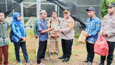 Dukung Asta Cita Presiden, Kapolres Buton Serahkan Bibit Ketahanan Pangan kepada Petani