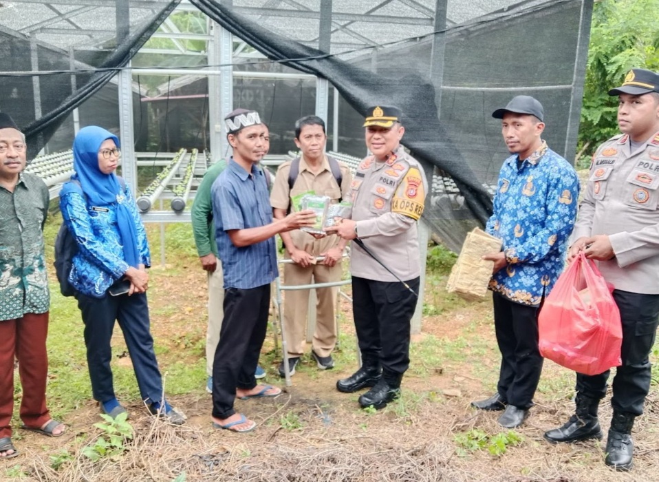 Dukung Asta Cita Presiden, Kapolres Buton Serahkan Bibit Ketahanan Pangan kepada Petani